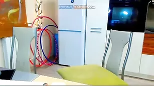 Рыжая красотка Sweetkira555 мастурбирует вибратором пизду