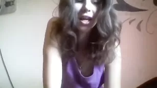 Темноволосая красотка Seisy18 обсасывает дилдо