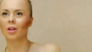 Симпатичная блудница DominicaGold обнажается перед камерой