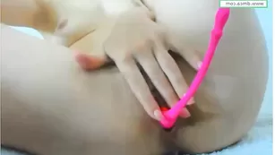 Сексапильная модель DivineAngelX мастурбирует киску