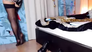 Стройная детка BlackFox расхаживает во фри