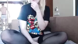 Симпатичная блонда amorous69 занимается дрочкой и трахается