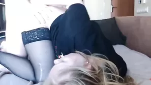 Симпатичная блонда amorous69 занимается дрочкой и трахается