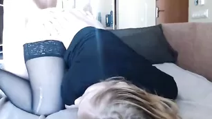 Симпатичная блонда amorous69 занимается дрочкой и трахается