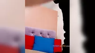 Смазливая телочка Cassy18 мастурбирует пизду