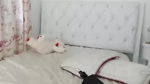 Озорная детка angelamaria26 дрочит бритую писечку