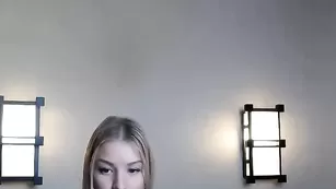 Роскошная пассия killer__tits обнажает большие сиськи