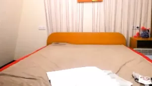 Распутная цыпочка SamandaLie дрочит мокрую пизденку