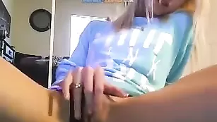 Красивая самка cockyangel02 пальчиками трахает пизду