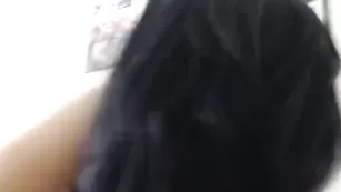 Брюнеточка hotfitcouple10 отсасывает хуй и трахается