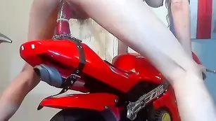 Сочная блондиночка Elisadeathnaked присела на страпон