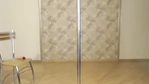 Сексуальная стриптизерша virgin18years эффектно двигается