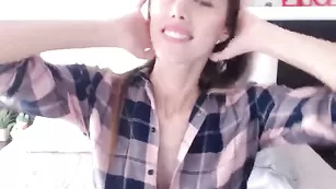 Сексапильная девчонка aprilx соблазняет сочной попой