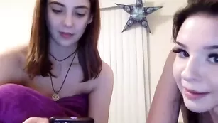 Голенькие сучки xovalentina сосут чупа-чупс