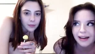 Голенькие сучки xovalentina сосут чупа-чупс