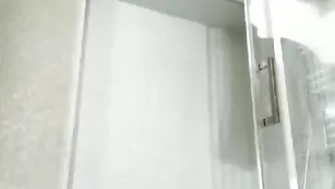 Бесподобная нимфа Uglyblonde раздевается в душе