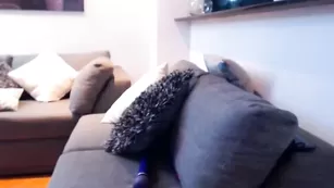 Симпатичная дама annemoon_ обмазывает себя кремом