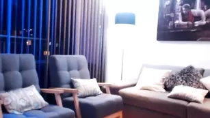 Симпатичная дама annemoon_ обмазывает себя кремом