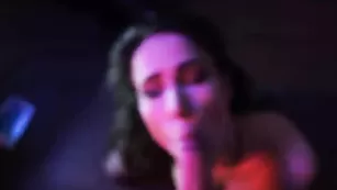 Темноволосая крошка neverthelessers отсасывает пенис