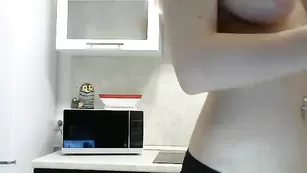 Сексуальная куколка Astarta69 демонстрирует красивые сиськи