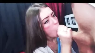 Привлекательная соска liliandlutor делает качественный минет