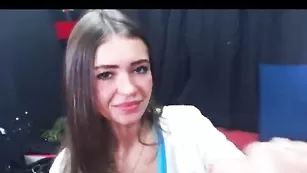 Привлекательная соска liliandlutor делает качественный минет