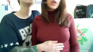 Привлекательная самка milkshake96 отсасывает хуй