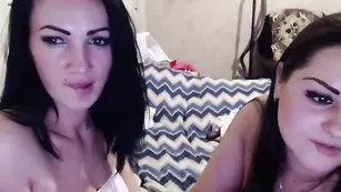 Подружки smallbich целуются и кусают сосочки