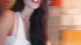 Шикарная нимфа SexySabotage демонстрирует грудь