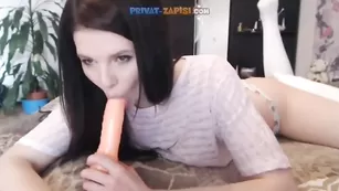 Изысканная курва _SweetKira_ заглатывает фаллос