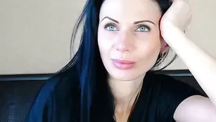 Сексуальная леди rozeamore ласкает бритые дырочки