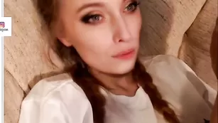 Позитивная куколка webcam_slut дрочит бритую пизденку
