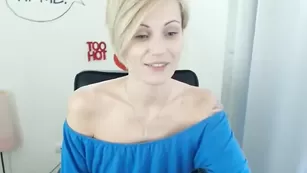 Худенькая телочка AlishaTop трахает пизду вибратором