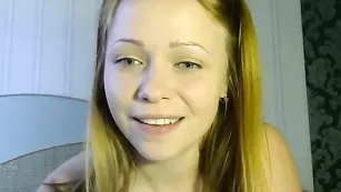 Молодая самка Sweet_Lexi ритмично дрочит киску