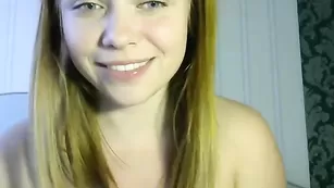Молодая самка Sweet_Lexi ритмично дрочит киску