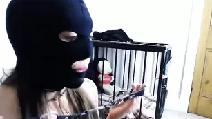 Давалка в маске daddylovesprincess отсасывает хуй