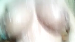 Сексуальная деваха tanyalilyth дрочит пизденку в душе