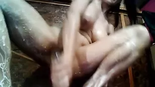 Сексуальная деваха tanyalilyth дрочит пизденку в душе