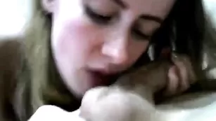 Смазливая дамочка duoloversthot отсасывает пенис