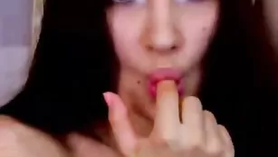 Кокетливая сучка lorakkkvip флиртует на камеру