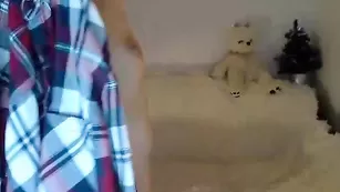 Худая шлюшка раздевается на камеру Ashleybulgari