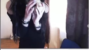 Симпатичная annita23 раздевается и лижет дилдо