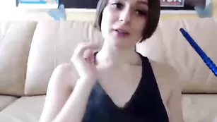 Пошлая самка cherryberry18 заглатывает самотык