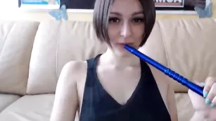 Пошлая самка cherryberry18 заглатывает самотык