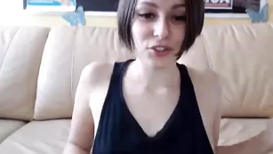 Пошлая самка cherryberry18 заглатывает самотык