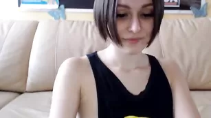 Пошлая самка cherryberry18 заглатывает самотык