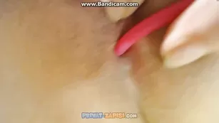 Юная шлюшка sexyalice1997 ласкает попку и пизду