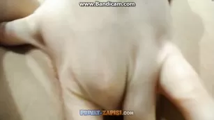 Юная шлюшка sexyalice1997 ласкает попку и пизду