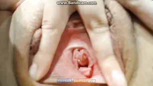 Юная шлюшка sexyalice1997 ласкает попку и пизду