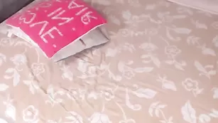 Юная шлюшка ladadance трахает пизду секс игрушками